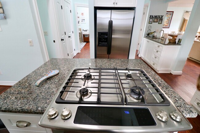 Building Photo - Beautiful Furnished Croatan Beach Home.