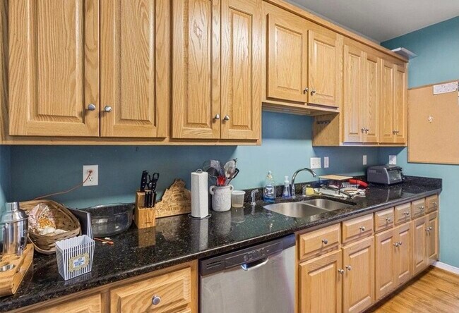 Building Photo - 1006.5 W Clay St