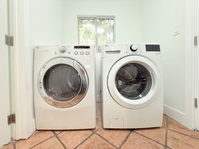 Building Photo - 9501 N Clybourn Ave