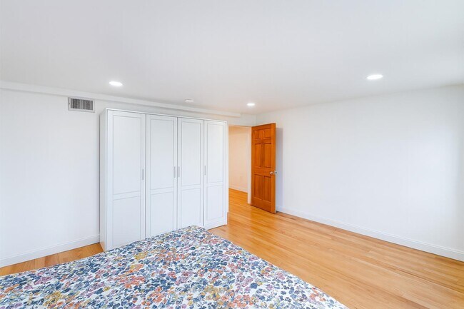 Building Photo - 163 Grand St