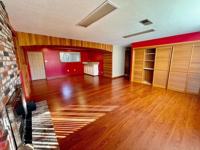 Building Photo - Sprawling 5bd/3bath Split-Level Home | Sto...