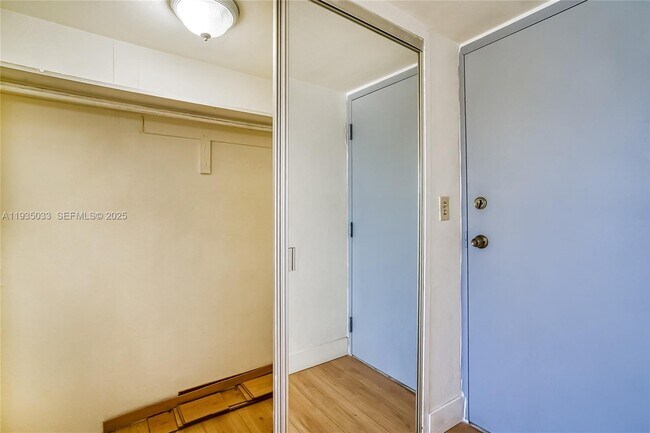 Building Photo - 6484 Indian Creek Dr