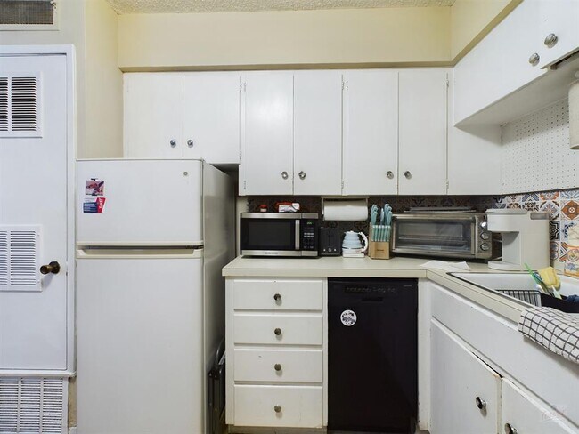 Building Photo - 803 W 28th St