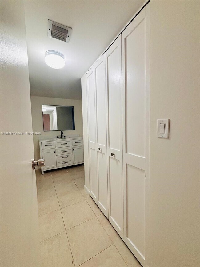 Building Photo - 3101 N Country Club Dr