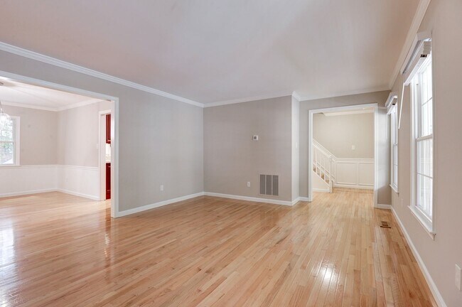 Building Photo - 3 Bedroom 2.5 Bath SFH in Fairfax for Rent!