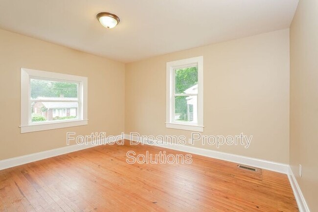 Building Photo - 933 Taft St