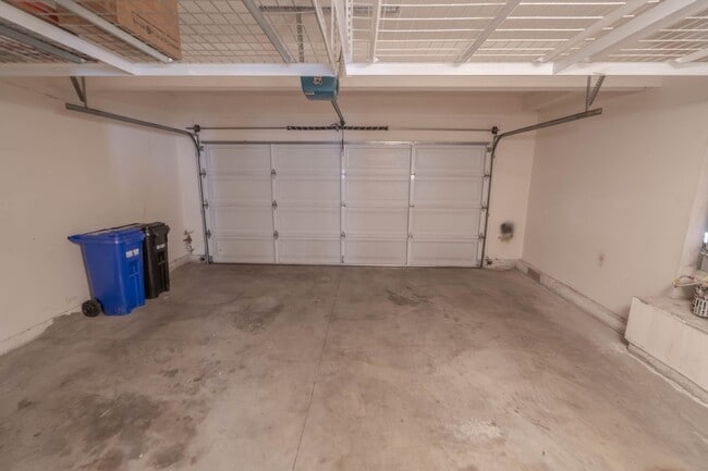 Building Photo - Beautiful 3-Bedroom Corner-Lot Condo in the Palisades of Stevenson Ranch!