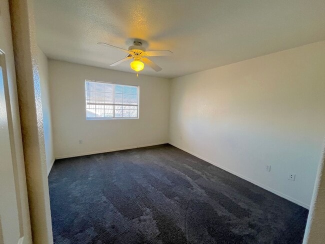 Building Photo - SPACIOUS AND BRIGHT 2 bed/2 bath In gated community