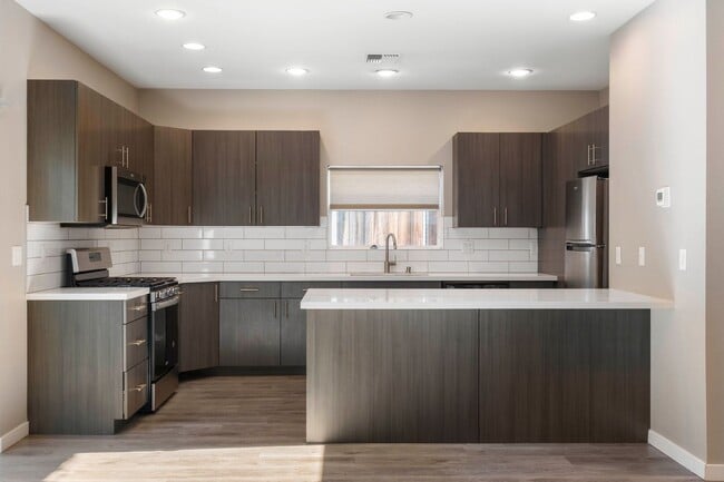 Building Photo - Modern Midtown Living