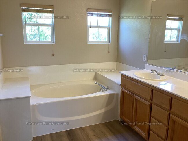 Building Photo - Large family home in desirable area