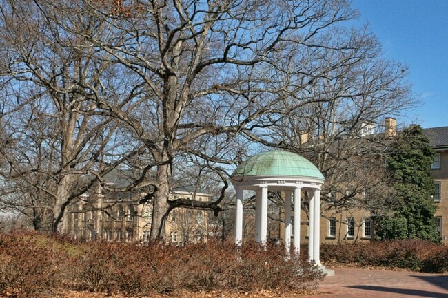 Building Photo - End Unit Townhome in the Heart of Chapel Hill