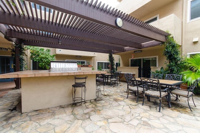 Building Photo - Stunning renovated apartment in the Heart ...