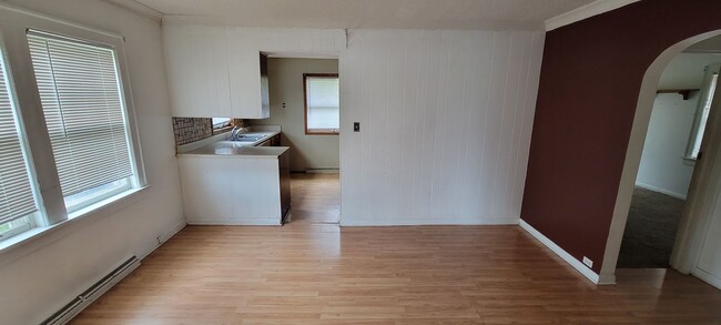 Building Photo - AVAILABLE JUNE 2025 - 4 Bed, 1 Bath, Near ...