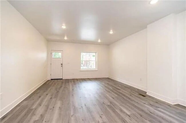Building Photo - Beautiful 4 Bedroom Newly renovated home!