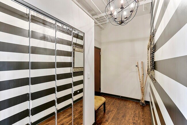 Building Photo - 740 W Fulton St