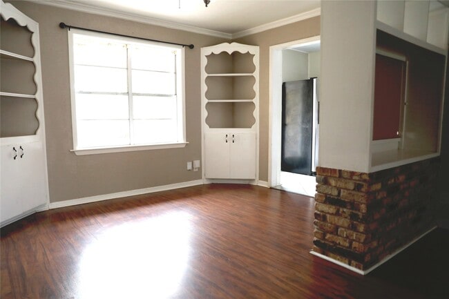 Building Photo - 730 Dezso Dr