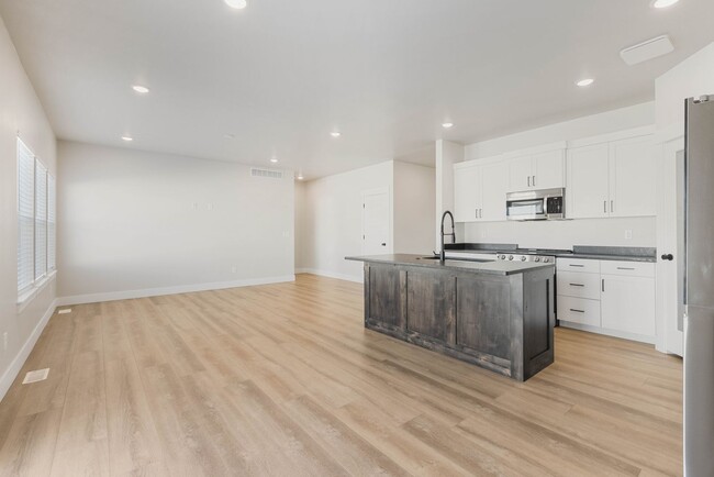 Building Photo - CHECK OUT THIS STELLAR 3 BED 2 BATH TWIN H...