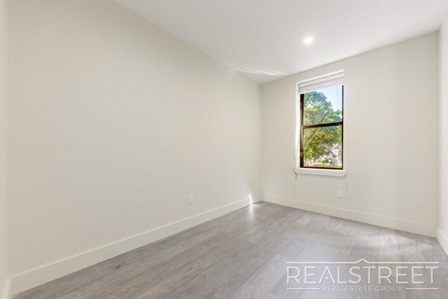 Building Photo - NO FEE! Modern New 2 Bed in Park Slope