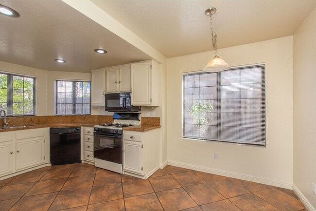 Building Photo - Highly Desirable 3 bedroom / 3 bath Cul-de...