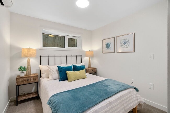 Building Photo - Beautiful Eastlake Condo