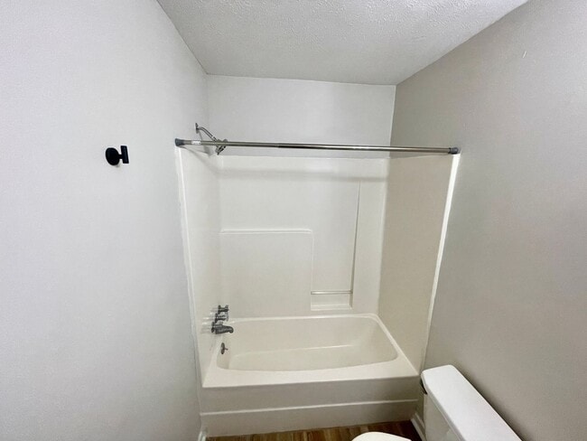 Building Photo - 1 Bedroom/1 Bath Duplex Unit Available for Rent in Brandon!