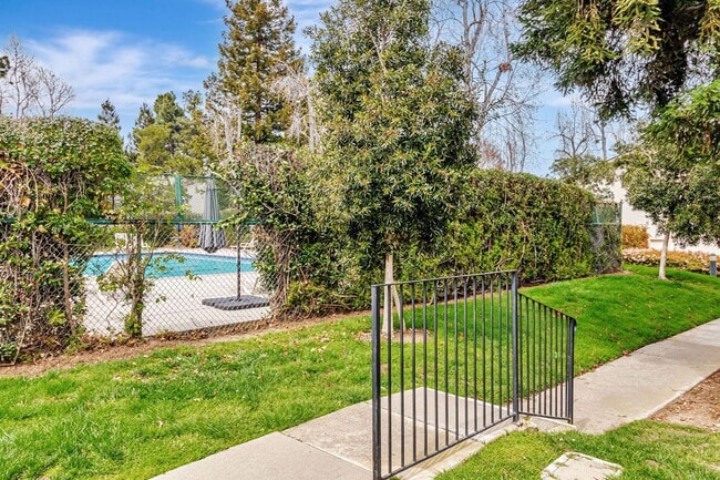 Building Photo - 2 bedroom, 2 bath townhome in the Northpoint HOA!