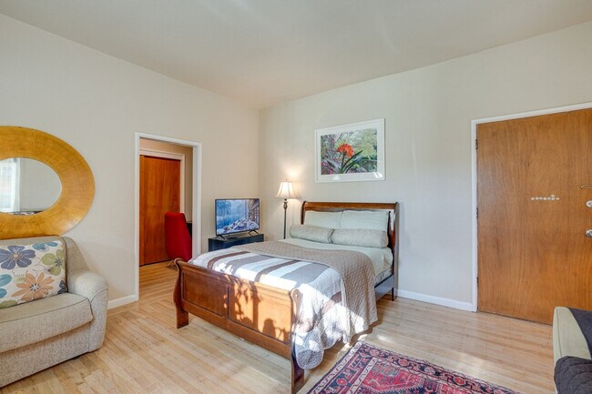 Building Photo - 3600 Grand Ave