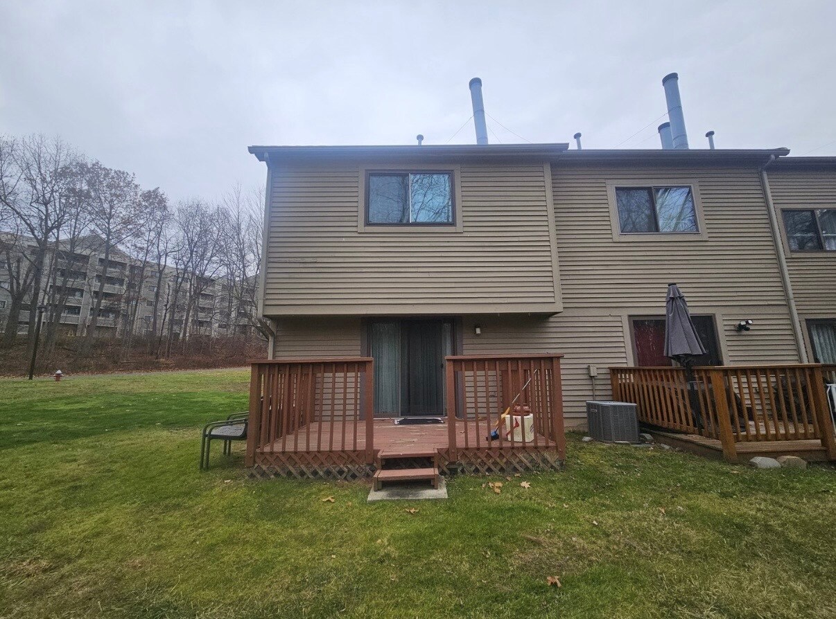 Building Photo - 135 Village Square Dr