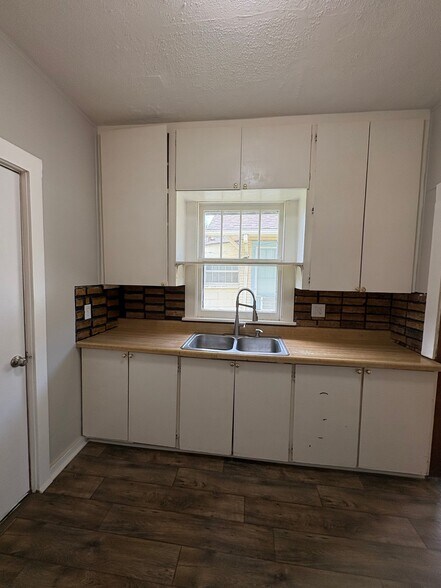 Building Photo - 413 S Phillips Ave