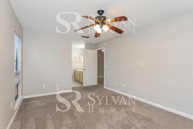 Building Photo - Feel welcome and comfortable in this charm...