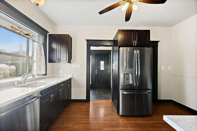 Building Photo - Charming 2-Bed 2-Bath Tacoma Craftsman | S...