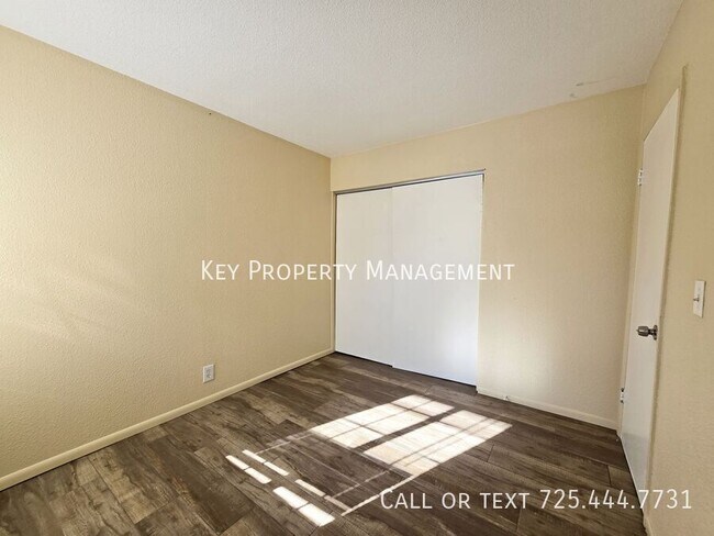 Building Photo - 2 BED, 1 BATH APARTMENT WITH OPEN FLOOR PLAN