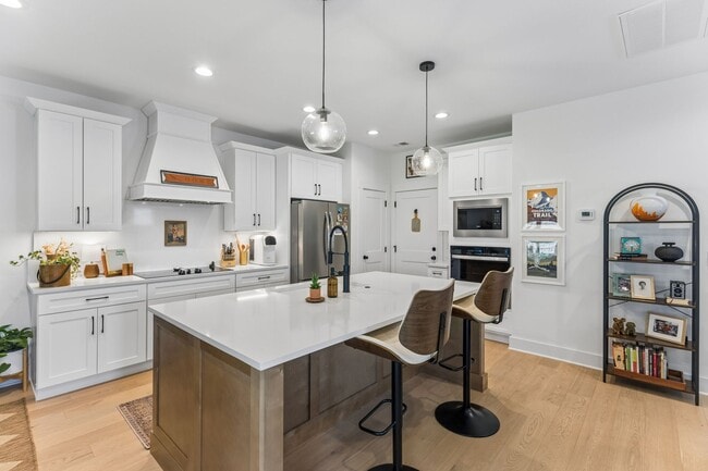 Building Photo - 2025 Pleasant Cv