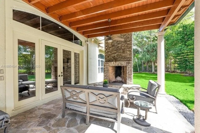 Building Photo - 8948 Pinebrook Ct