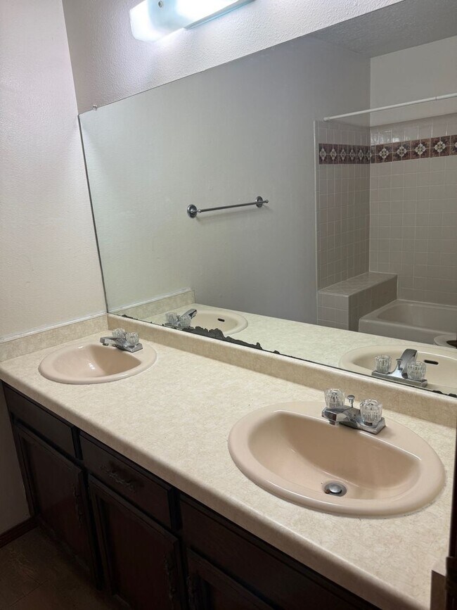 Building Photo - 4 Br, 1.75 Ba, 2 living areas, formal dining room, 2 CG, nice yards, storage shed
