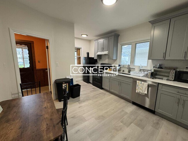 Primary Photo - 100 W Adams St