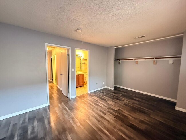 Building Photo - Beautiful 3 Bedroom Single-Family Home!