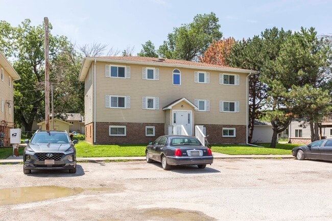 Parking lot in front of Ashland Park Apartments. - Ashland Park II Apartments