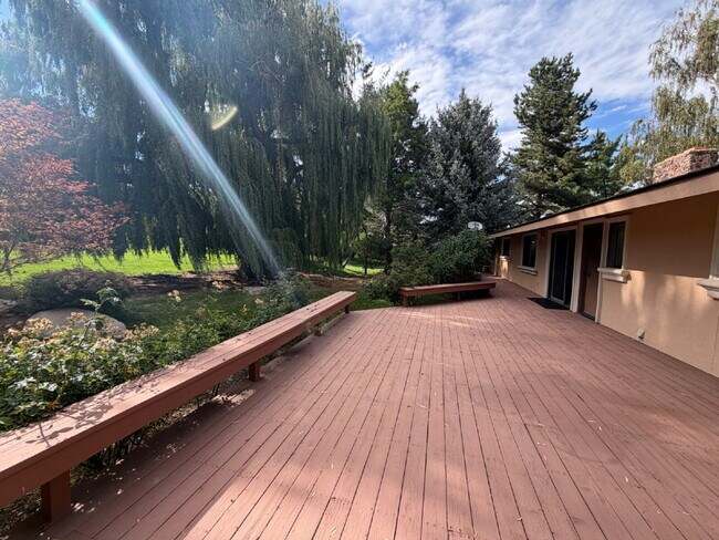 Building Photo - Lakeridge Shores Home!