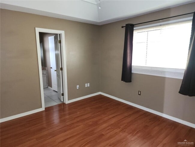 Building Photo - 18 Kerria Ave