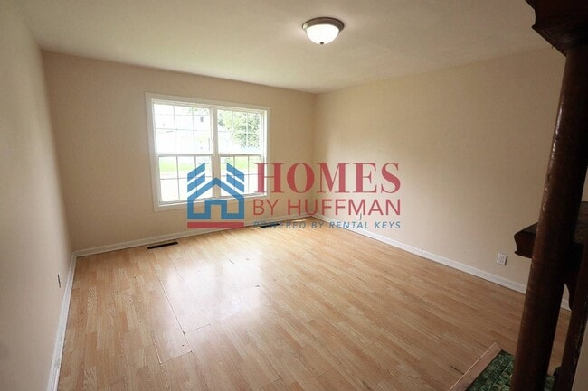 Building Photo - Three Bedroom House | Two Bathrooms | Detached Garage