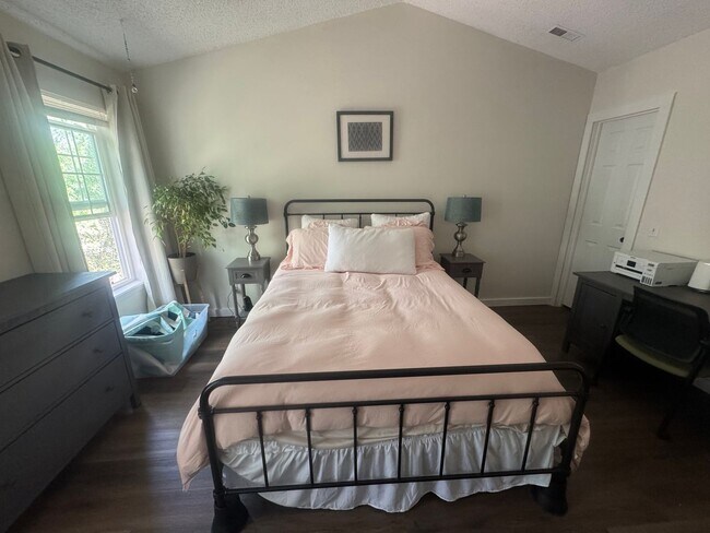 Building Photo - 2 bedroom Condo close to UCCS