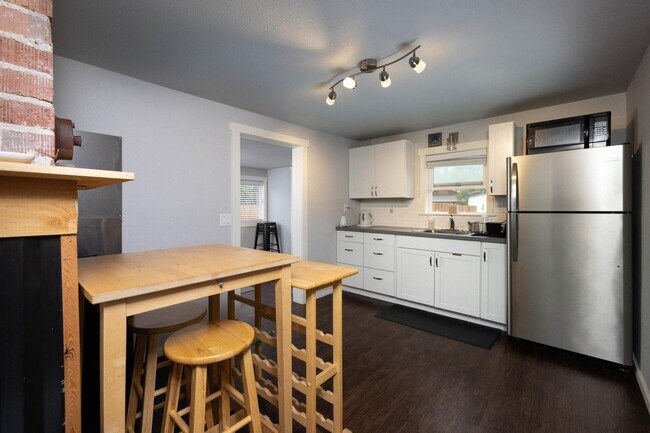Building Photo - 415 SW Black Butte Blvd