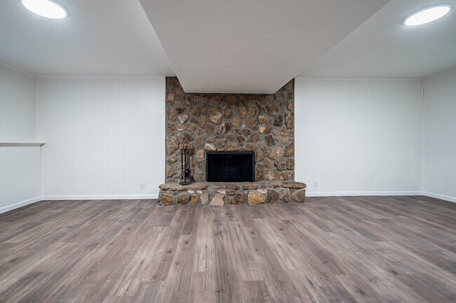 Building Photo - Stunningly renovated 4 bedroom 3 bathroom ...