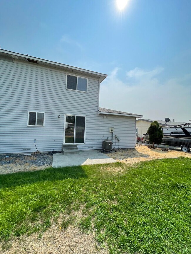Building Photo - 1308/1310 W Lakeside Dr