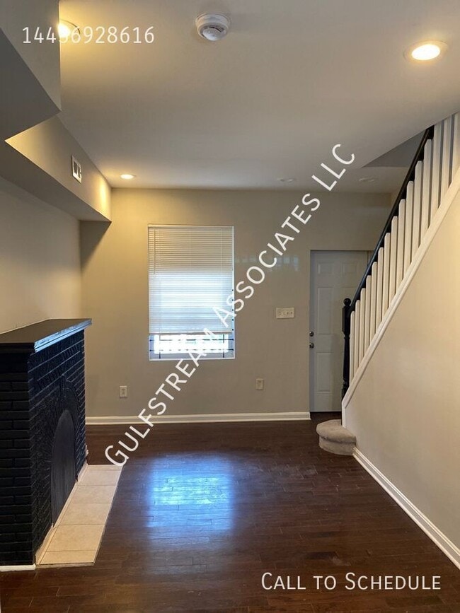 Building Photo - 2413 Llewelyn Ave