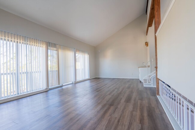 Building Photo - 3915/3917 E 60th Pl Duplex
