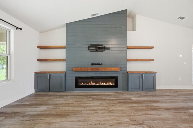 Building Photo - 5810 Crestlake Dr