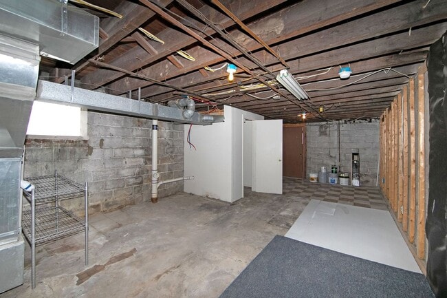 Building Photo - 3403 River Rd