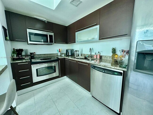 Building Photo - 950 Brickell Bay Dr